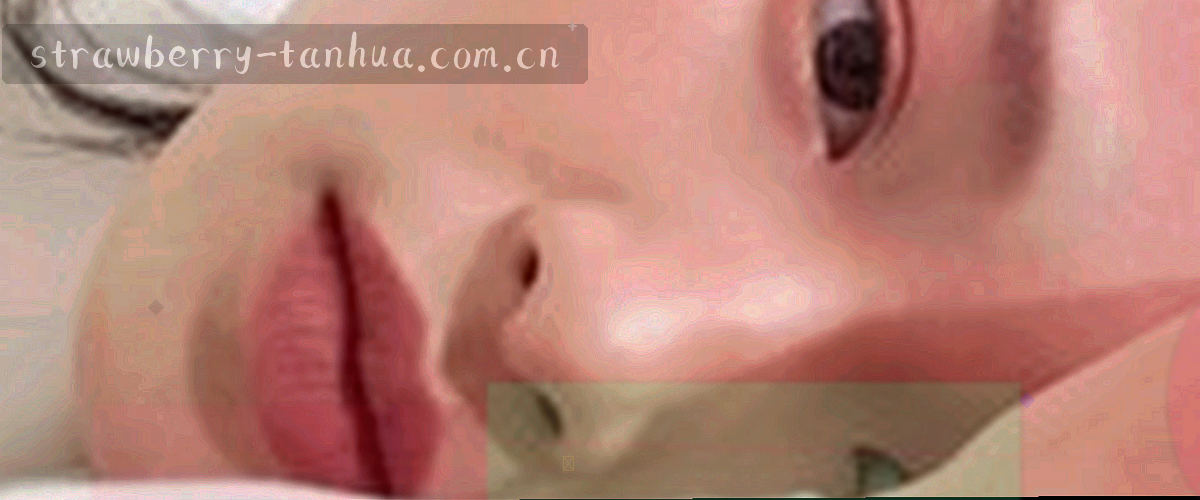 手机地址栏敲击域名的特写，背景虚化霓虹灯