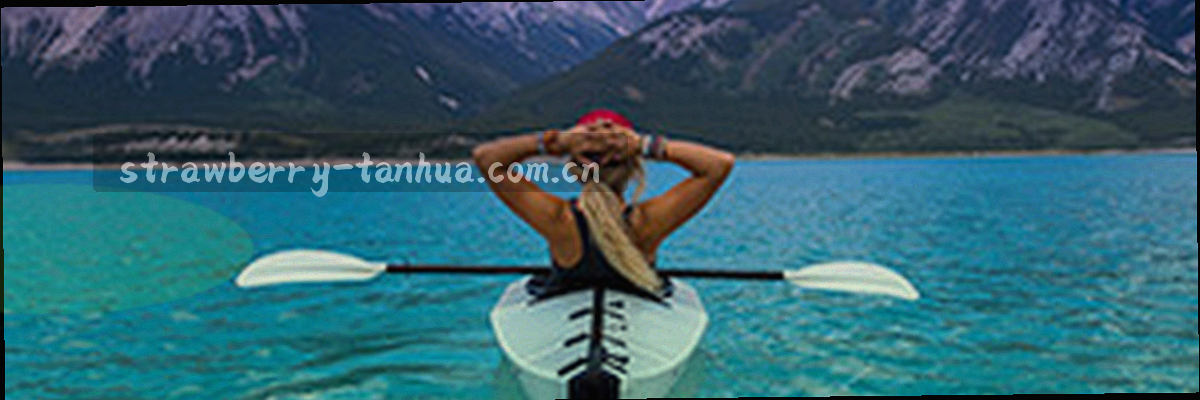 手机界面示意图，背景为流动的蓝色数据流